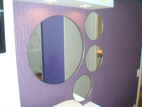 Espelho prata em montagem decorativa.