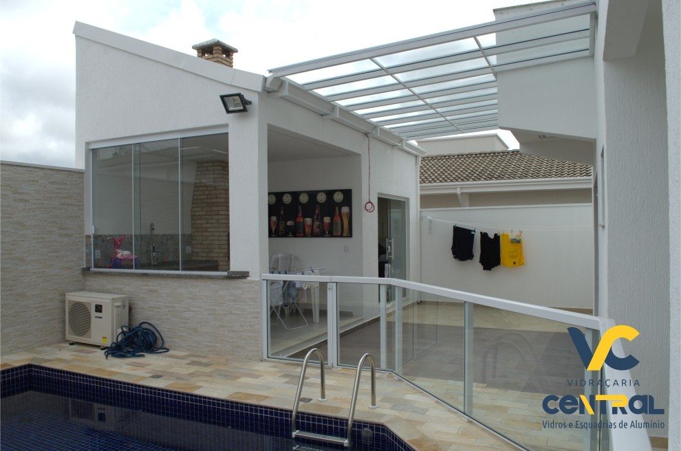 GUARDA CORPO EM PISCINA E COBERTURA EM ESPAÇO GOURMET